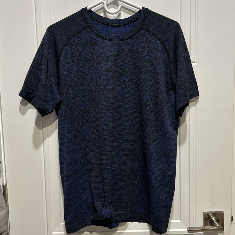 Men’s Lululemon top, excellent condition, black and blue